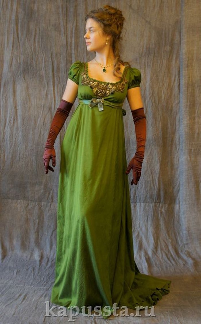Платье зелёное с коричневыми перчатками